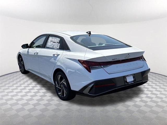 Photo of 2025 White Hyundai ELANTRA