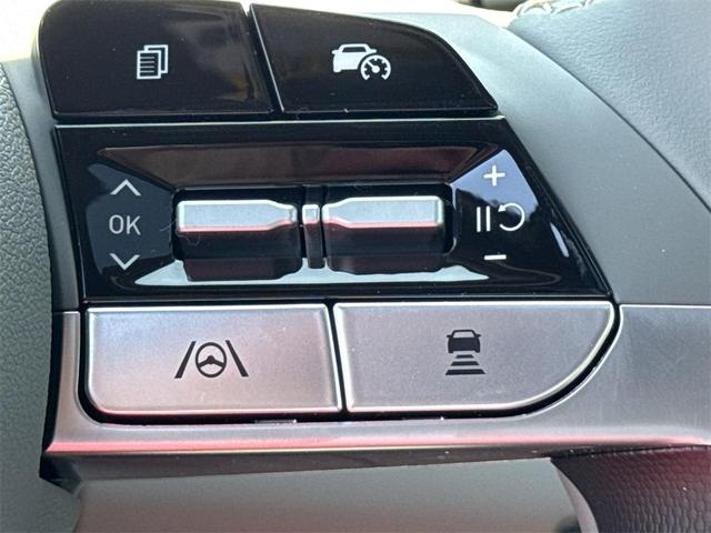 Photo of 2025 White Hyundai ELANTRA