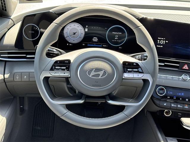 Photo of 2025 White Hyundai ELANTRA