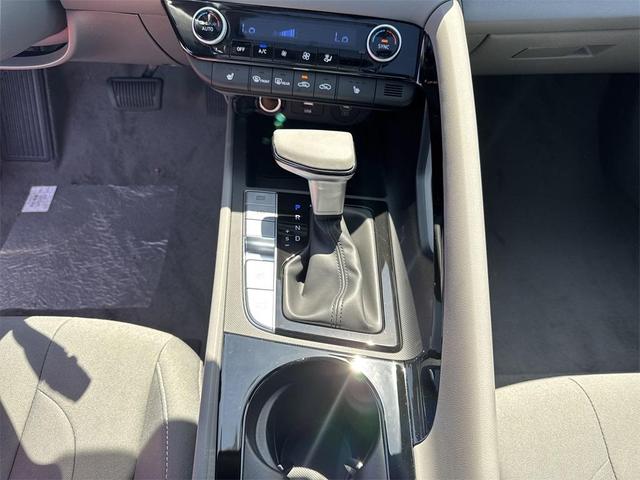 Photo of 2025 White Hyundai ELANTRA