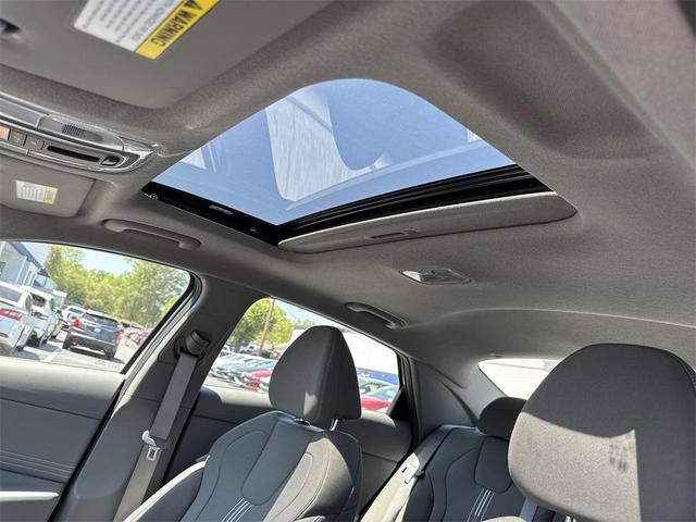 Photo of 2025 White Hyundai ELANTRA
