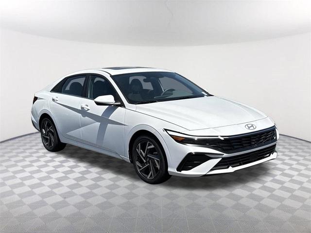 Photo of 2025 White Hyundai ELANTRA