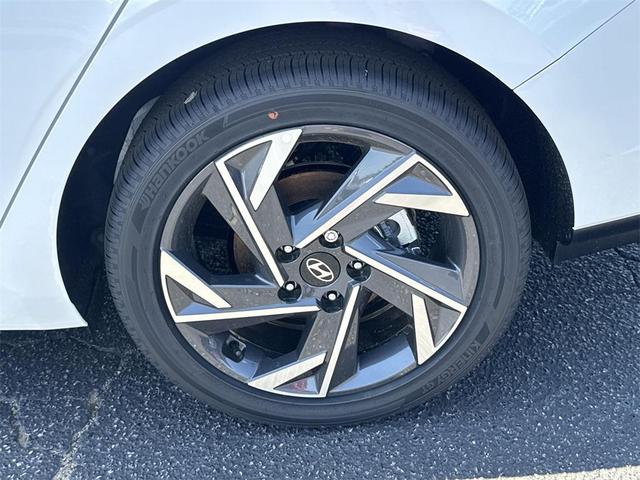 Photo of 2025 White Hyundai ELANTRA