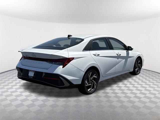 Photo of 2025 White Hyundai ELANTRA