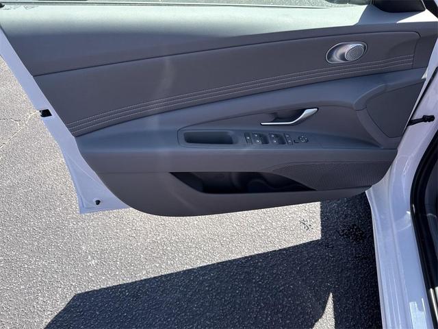 Photo of 2025 White Hyundai ELANTRA