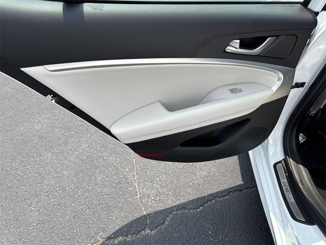Photo of 2025 Uyuni White Genesis G70