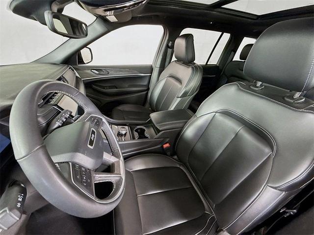 Photo of 2024 Metallic Jeep Grand Cherokee