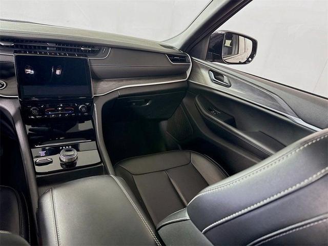 Photo of 2024 Metallic Jeep Grand Cherokee