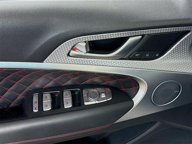 Photo of 2022 White Genesis G70