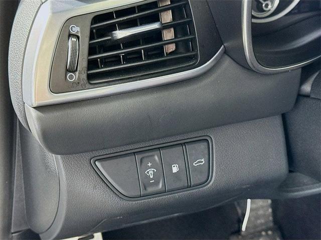 Photo of 2022 White Genesis G70