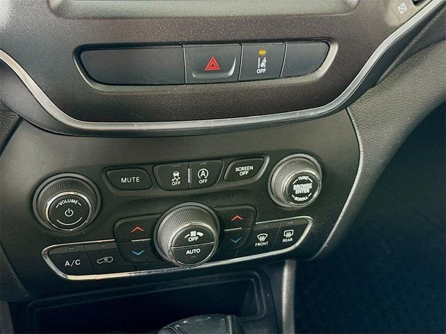 Photo of 2022 White Jeep Cherokee