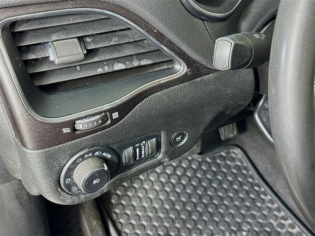 Photo of 2022 White Jeep Cherokee
