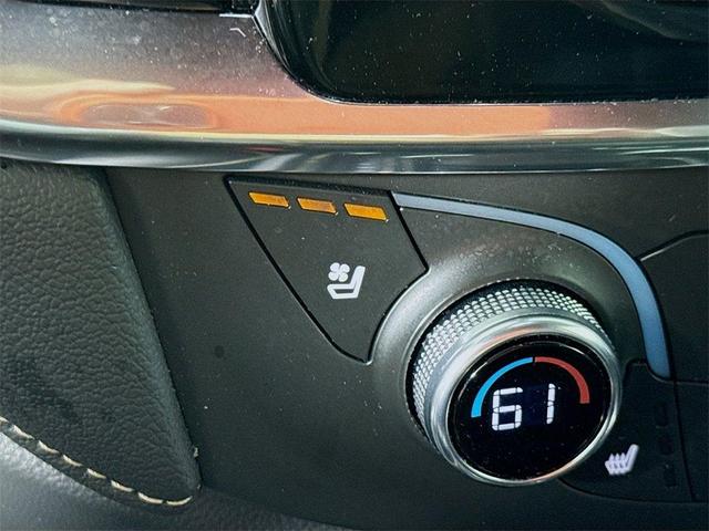 Photo of 2023 Summit White Chevrolet Traverse