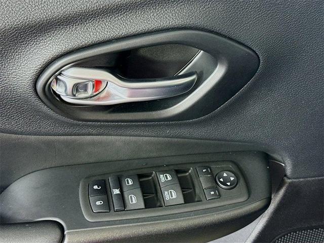 Photo of 2022 Gray Jeep Cherokee