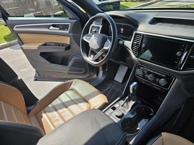 Photo of 2022 Deep Black Pearl Volkswagen Atlas Cross Sport