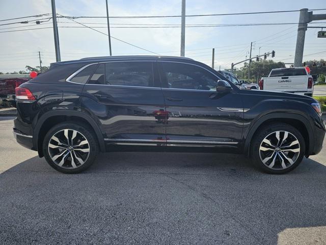 Photo of 2022 Deep Black Pearl Volkswagen Atlas Cross Sport