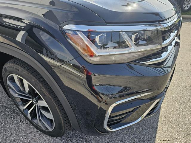 Photo of 2022 Deep Black Pearl Volkswagen Atlas Cross Sport