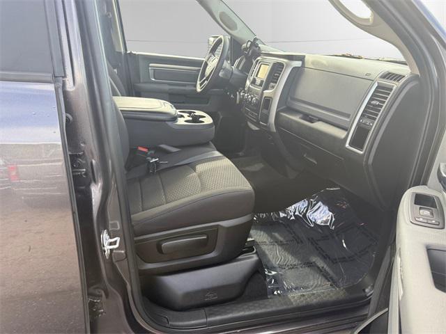 Photo of 2019 Granite Crystal Metallic Clearcoat RAM 1500 Classic