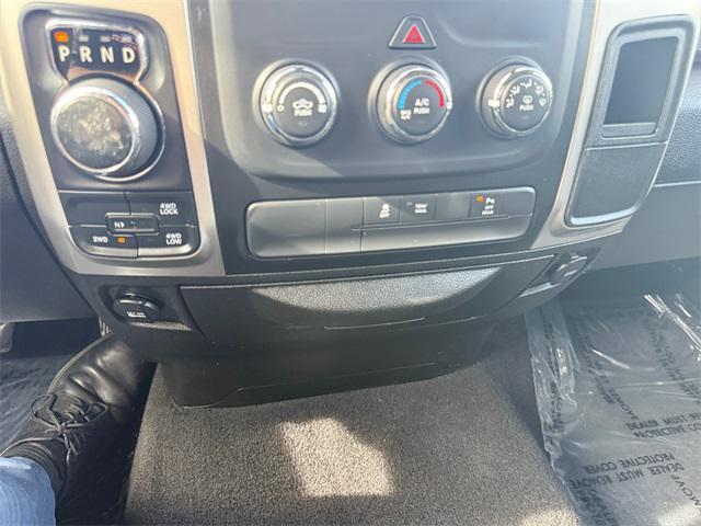 Photo of 2019 Granite Crystal Metallic Clearcoat RAM 1500 Classic