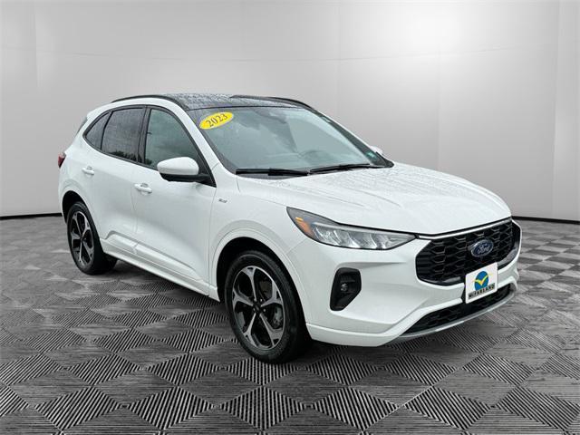 Photo of 2023 Star White Metallic Tri-Coat Ford Escape