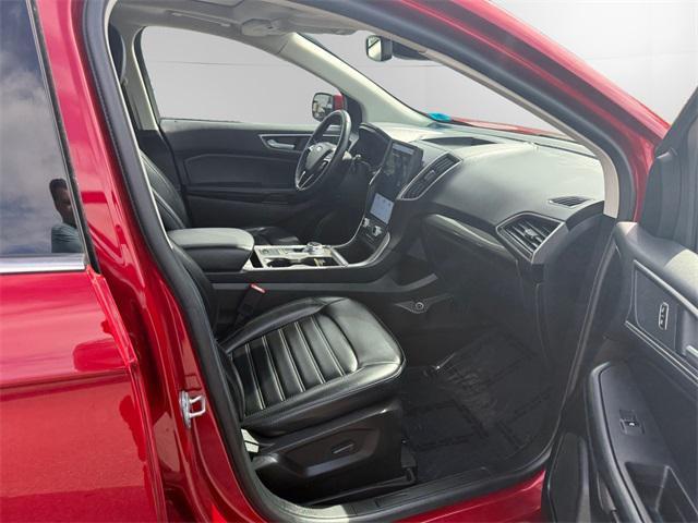 Photo of 2023 Rapid Red Metallic Tinted Clearcoat Ford Edge