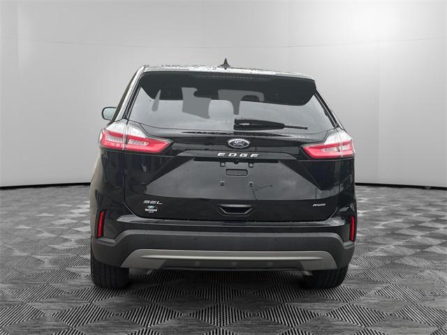 Photo of 2022 Agate Black Metallic Ford Edge