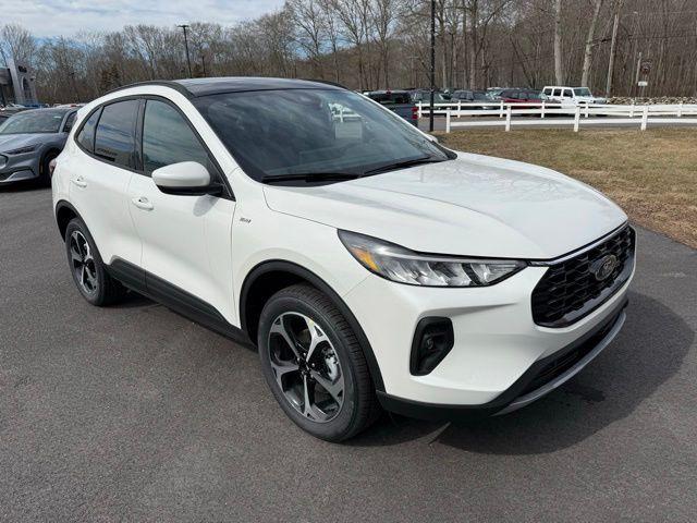 Photo of 2025 White Metallic Ford Escape