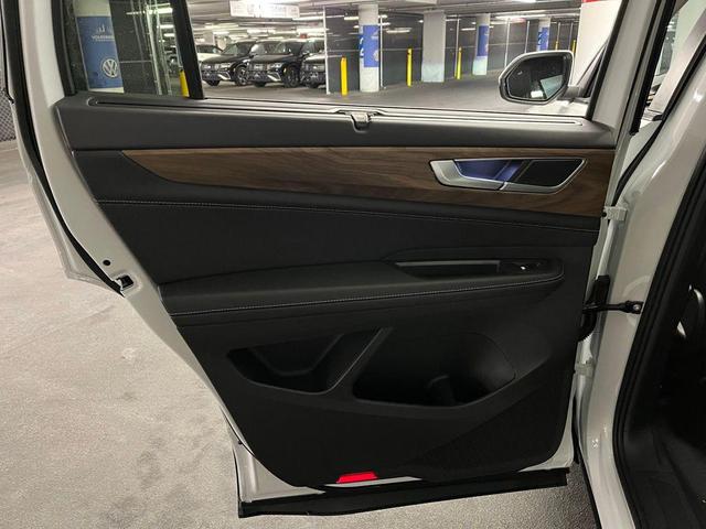 Photo of 2025 Opal White Pearl Volkswagen Atlas