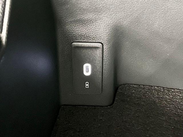 Photo of 2025 Opal White Pearl Volkswagen Atlas
