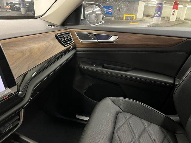 Photo of 2025 Opal White Pearl Volkswagen Atlas