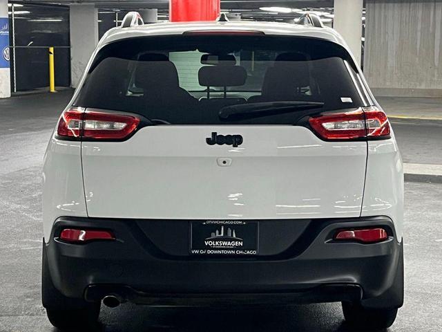 Photo of 2018 Bright White Clearcoat Jeep Cherokee