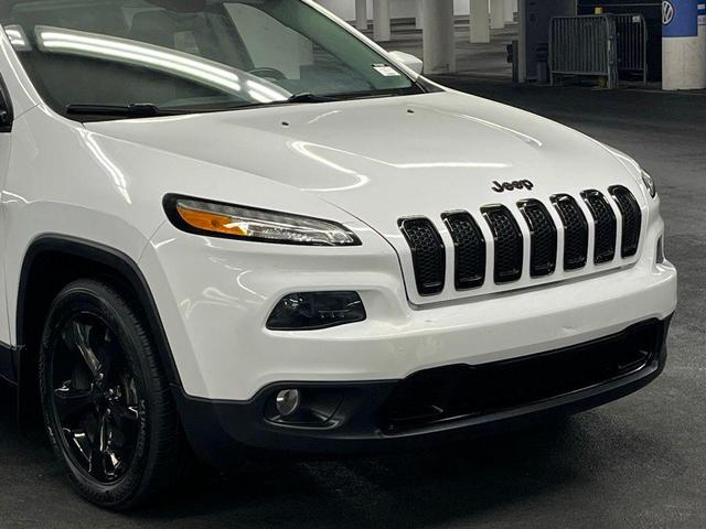 Photo of 2018 Bright White Clearcoat Jeep Cherokee