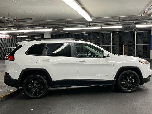 Photo of 2018 Bright White Clearcoat Jeep Cherokee