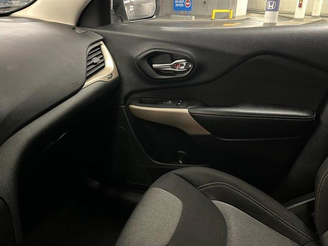 Photo of 2018 Bright White Clearcoat Jeep Cherokee
