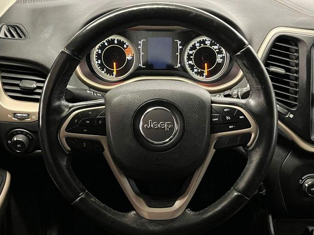 Photo of 2018 Bright White Clearcoat Jeep Cherokee