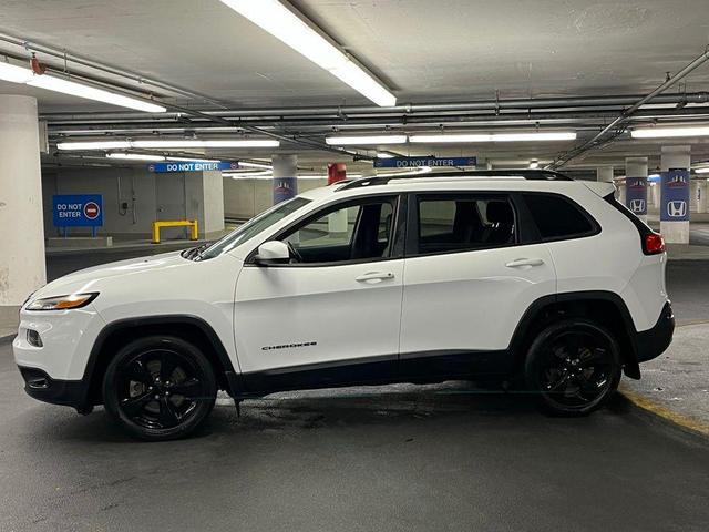 Photo of 2018 Bright White Clearcoat Jeep Cherokee
