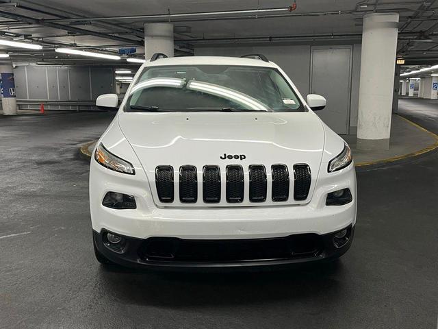 Photo of 2018 Bright White Clearcoat Jeep Cherokee