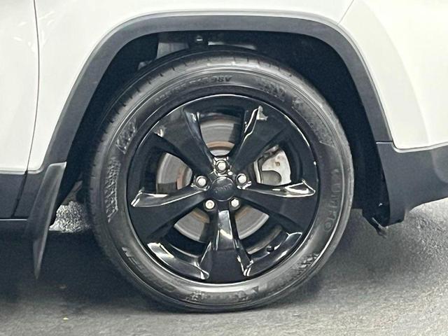 Photo of 2018 Bright White Clearcoat Jeep Cherokee