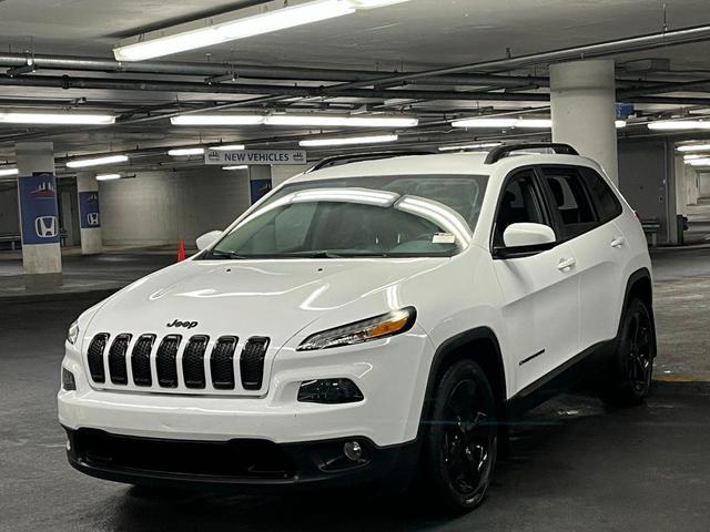 Photo of 2018 Bright White Clearcoat Jeep Cherokee