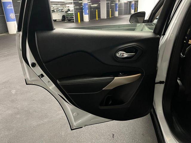 Photo of 2018 Bright White Clearcoat Jeep Cherokee