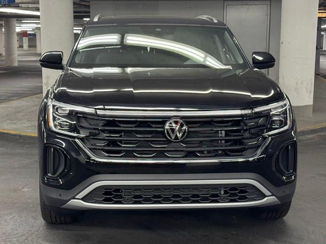 Photo of 2026 Deep Black Pearl Volkswagen Atlas Cross Sport