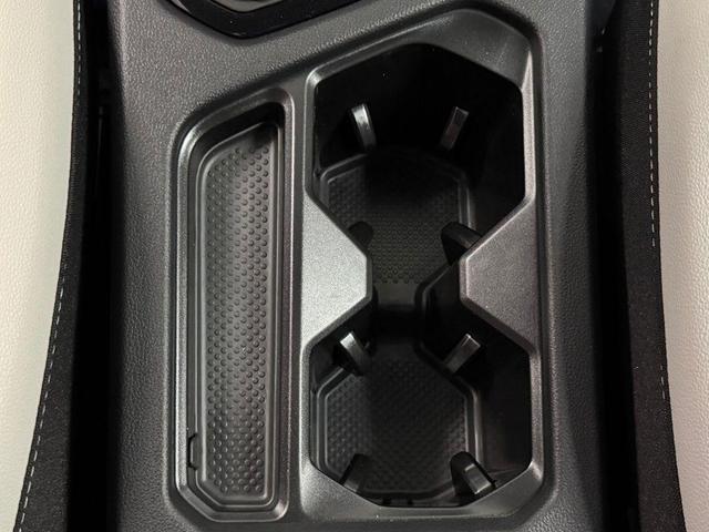 Photo of 2025 Pure White Volkswagen Taos