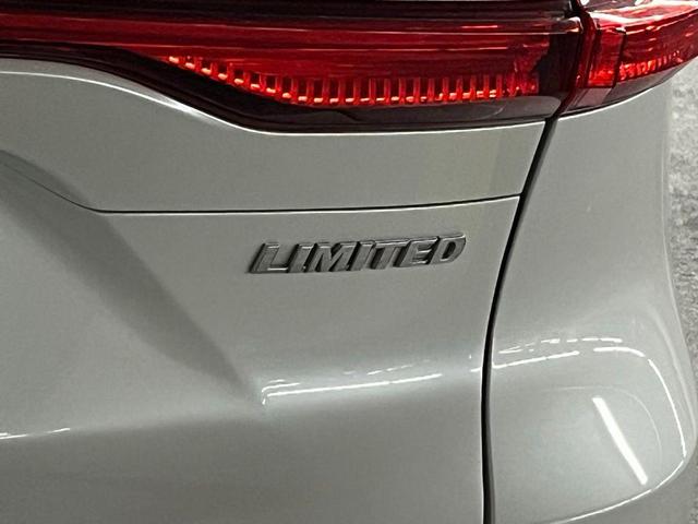 Photo of 2024 Wind Chill Pearl Toyota Venza