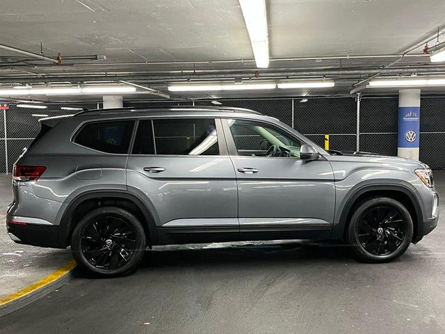 Photo of 2024 Platinum Gray Volkswagen Atlas