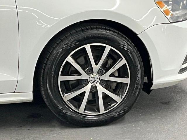 Photo of 2016 Pure White Volkswagen Jetta