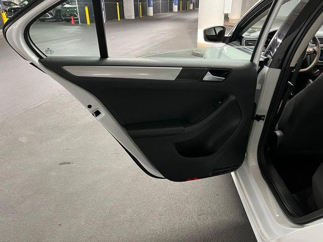 Photo of 2016 Pure White Volkswagen Jetta