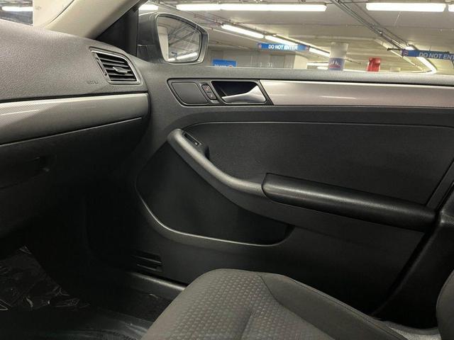 Photo of 2016 Pure White Volkswagen Jetta