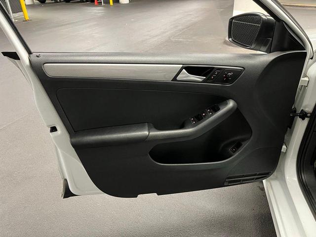 Photo of 2016 Pure White Volkswagen Jetta