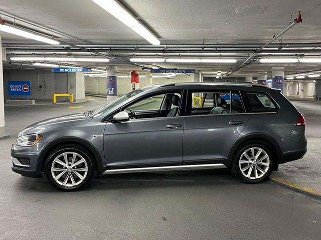 Photo of 2017 Platinum Gray Metallic Volkswagen Golf Alltrack