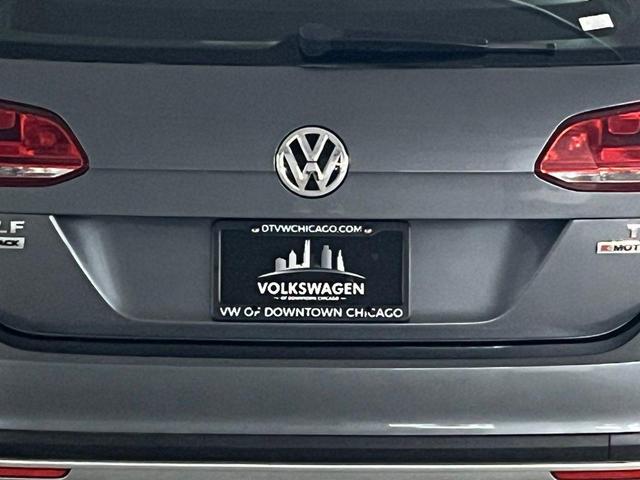 Photo of 2017 Platinum Gray Metallic Volkswagen Golf Alltrack